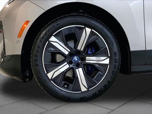 Used 2024 BMW iX xDrive50 w/ Premium Package AWD/4WD image 10