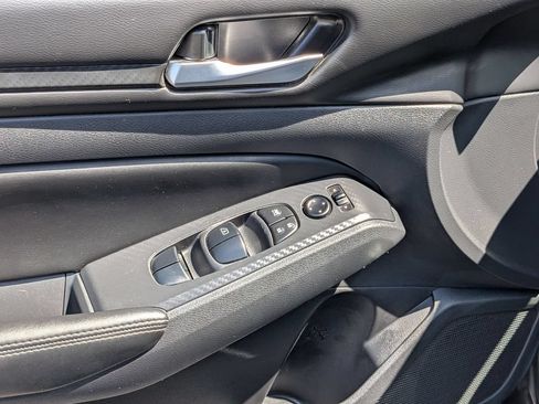 Used 2025 Nissan Altima 2.5 SV FWD image 13