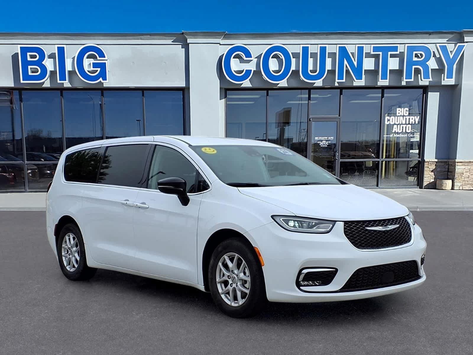Used 2024 Chrysler Pacifica Touring-L FWD image 9
