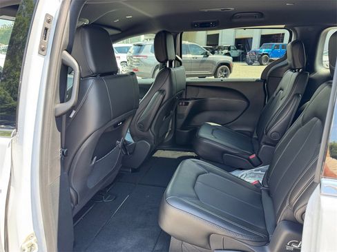 New 2026 Chrysler Pacifica Select image 17