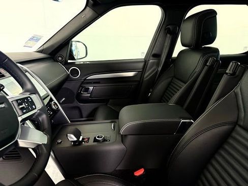 Used 2025 Land Rover Discovery Dynamic SE image 13