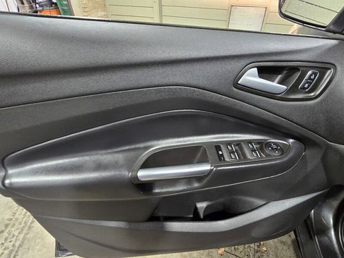 Used 2019 Ford Escape SE image 11