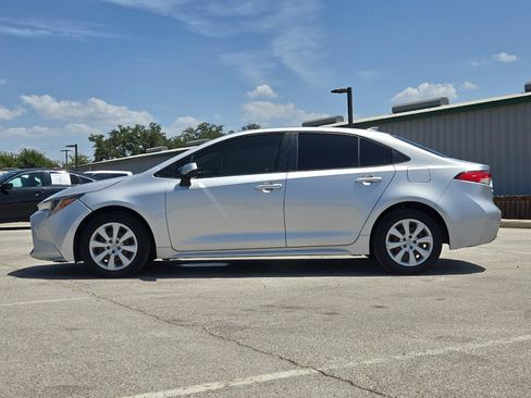 Used 2020 Toyota Corolla LE FWD image 2