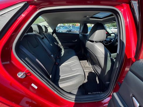 Used 2023 Hyundai Elantra Limited w/ Preferred Accessory Package FWD image 21