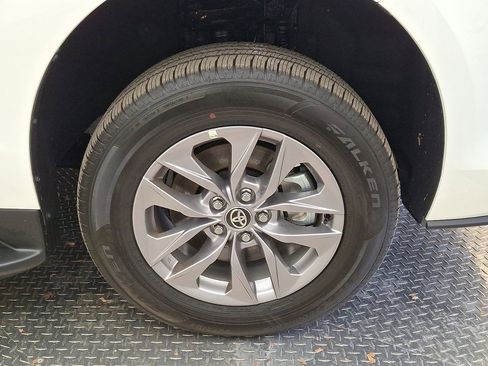 Used 2025 Toyota Sienna LE image 26