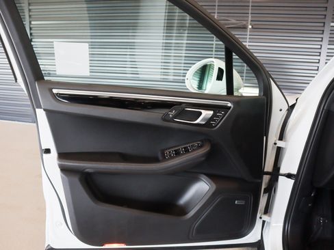 Certified 2024 Porsche Macan image 22