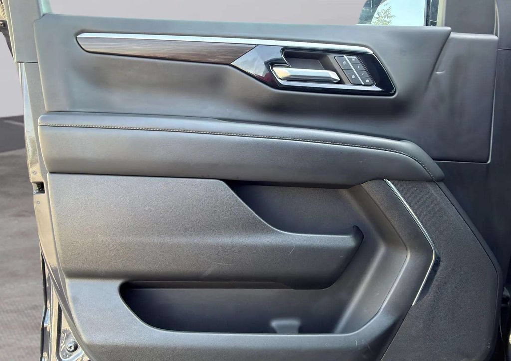 Used 2025 Chevrolet Tahoe LT AWD/4WD image 18