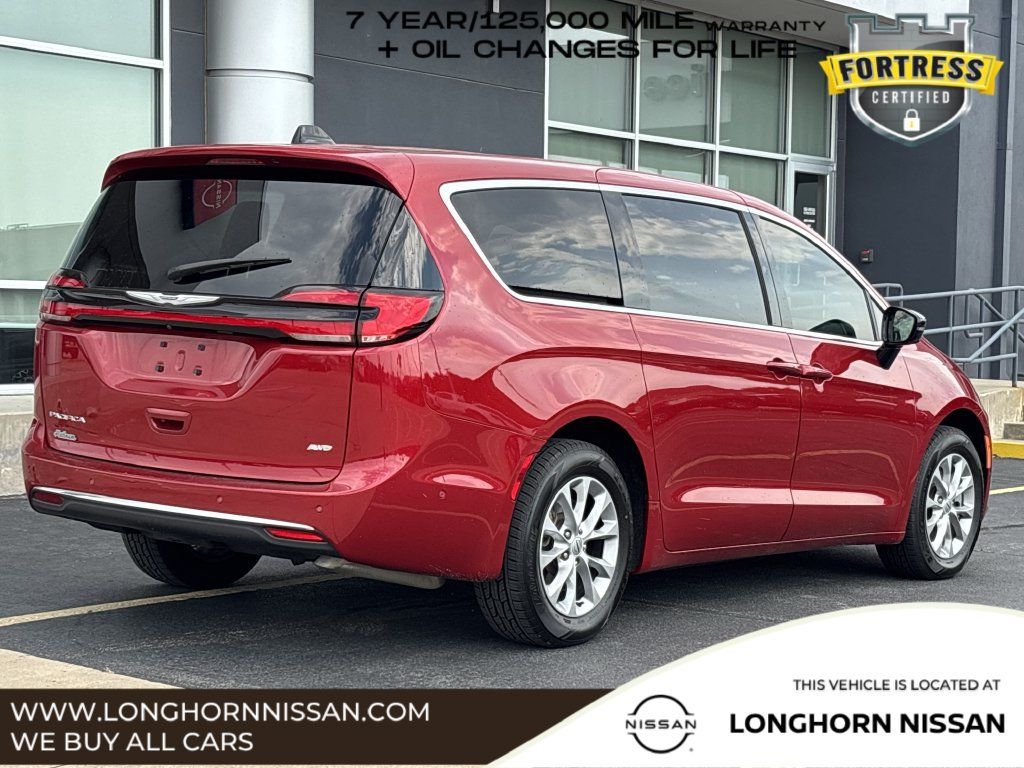 Used 2025 Chrysler Pacifica Select AWD/4WD image 3
