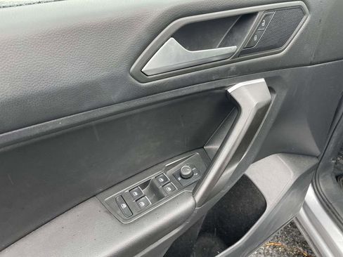 Used 2021 Volkswagen Tiguan SE w/ Panoramic Sunroof Package image 27