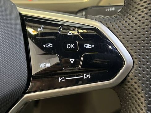 Certified 2022 Volkswagen Tiguan SE R-Line FWD image 22