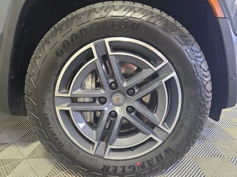 Used 2025 Rivian R1S Adventure AWD/4WD image 11