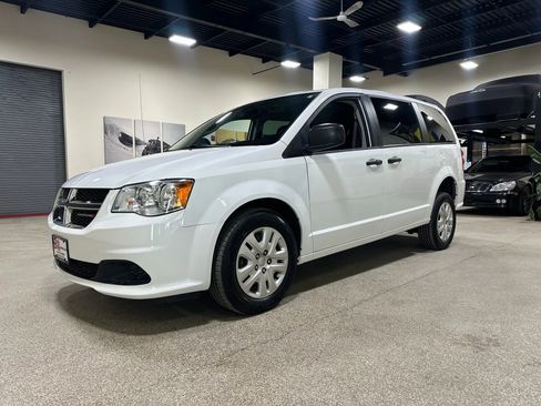 Used 2019 Dodge Grand Caravan SE image 2