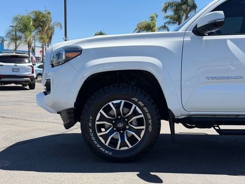 Used 2021 Toyota Tacoma TRD Sport w/ TRD Premium Sport Package AWD/4WD image 23