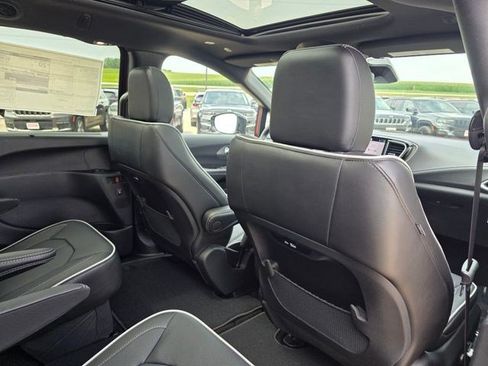 New 2027 Chrysler Pacifica Limited AWD/4WD image 14