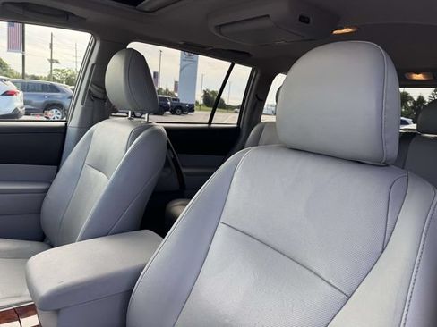 Used 2013 Toyota Highlander Limited AWD/4WD image 28