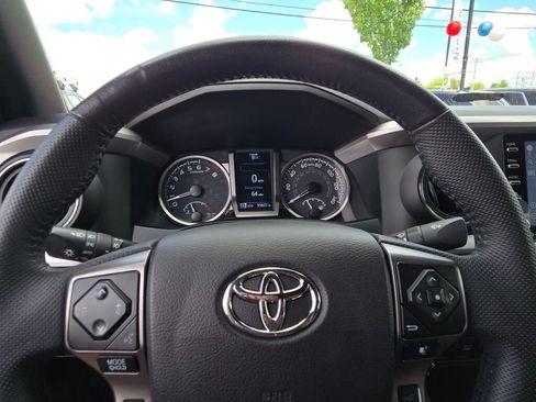 Used 2022 Toyota Tacoma Limited AWD/4WD image 36
