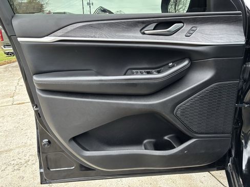 Used 2023 Jeep Grand Cherokee Limited w/ Luxury Tech Group II image 21