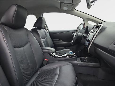 Used 2015 Nissan Leaf SL w/ Premium Package image 10