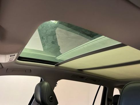 Used 2018 Volkswagen Tiguan SE w/ Panoramic Sunroof Package FWD image 28