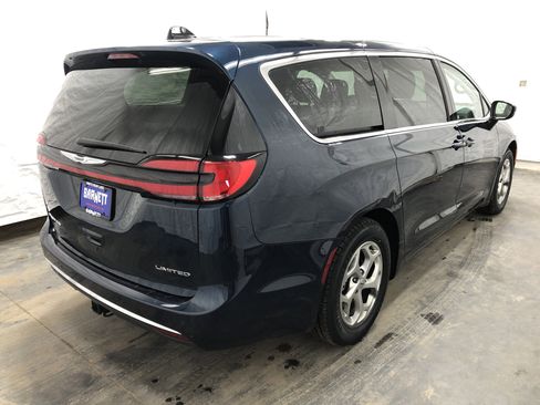 Certified 2024 Chrysler Pacifica Limited w/ Trailer Tow Group FWD image 5