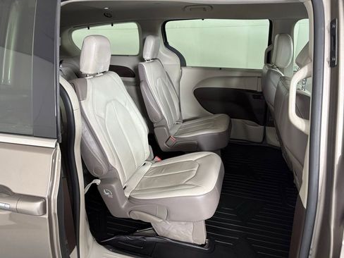 Used 2018 Chrysler Pacifica Touring-L w/ Premium Audio Group image 41