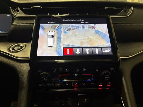 Used 2022 Jeep Grand Cherokee Limited w/ Luxury Tech Group II AWD/4WD image 11