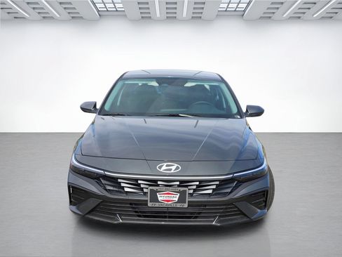 New 2026 Hyundai Elantra SE FWD image 2
