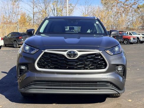 Used 2023 Toyota Highlander XLE image 2
