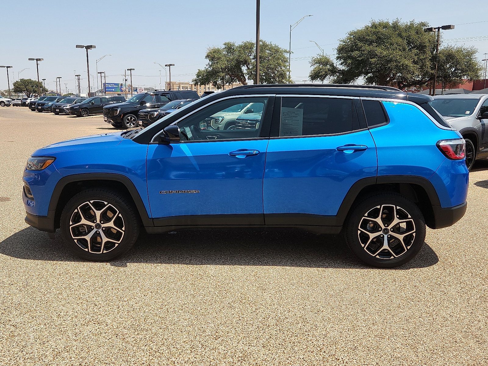 Used 2025 Jeep Compass Limited AWD/4WD image 2