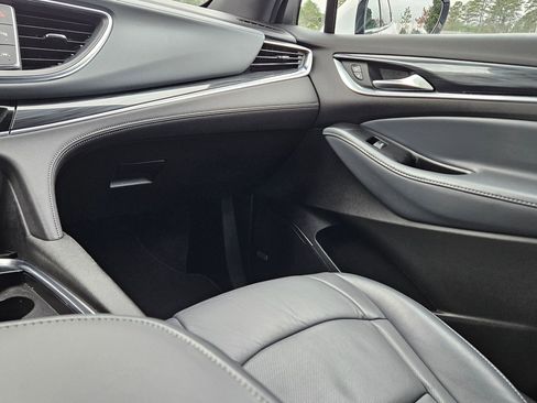 Used 2024 Buick Enclave Premium image 11