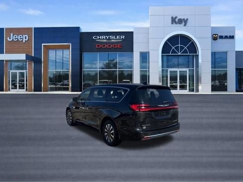 Used 2024 Chrysler Pacifica Limited FWD image 3
