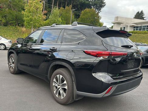 Used 2023 Toyota Highlander XLE AWD/4WD image 2