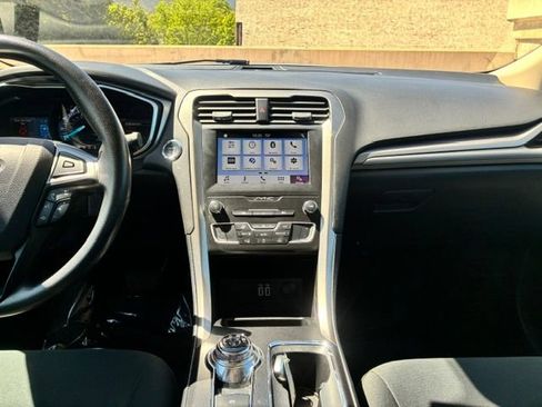 Used 2019 Ford Fusion SE FWD image 14