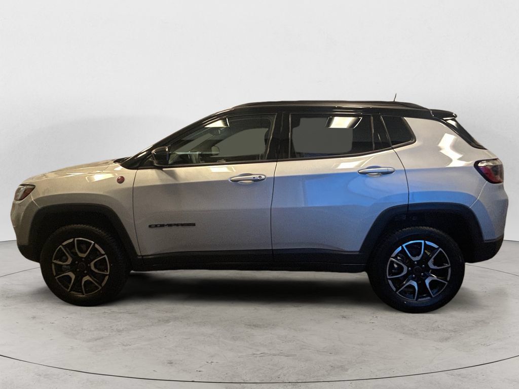 Used 2025 Jeep Compass Trailhawk AWD/4WD image 2