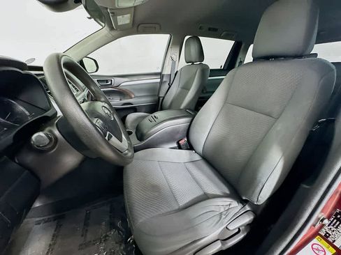 Used 2018 Toyota Highlander LE w/ Carpet Mat Package (TMS) AWD/4WD image 12