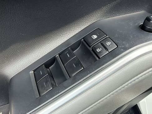 Used 2022 Toyota Highlander L FWD image 19