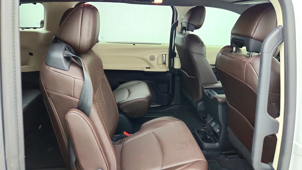 Used 2021 Toyota Sienna Platinum AWD/4WD image 24