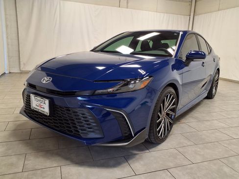 Used 2025 Toyota Camry SE w/ Convenience Package image 3