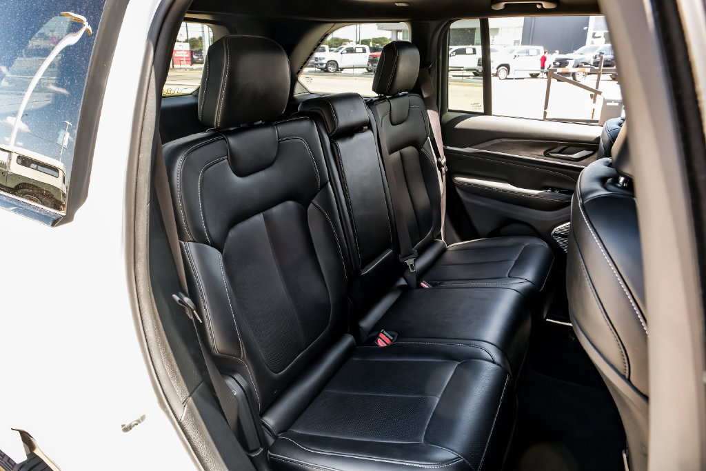 Used 2023 Jeep Grand Cherokee Overland AWD/4WD image 46