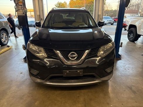 Used 2015 Nissan Rogue SV image 2