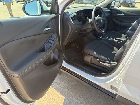 Used 2025 Buick Encore GX Preferred image 9