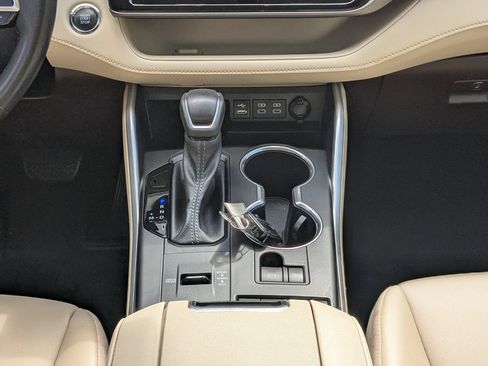 Used 2022 Toyota Highlander XLE FWD image 18