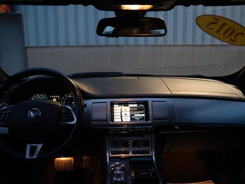 Used 2015 Jaguar XF Portfolio image 29