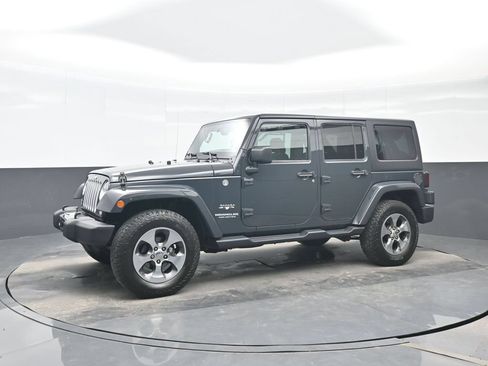 Used 2017 Jeep Wrangler Unlimited Sahara w/ Dual Top Group AWD/4WD image 2