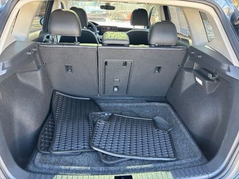 Certified 2025 Volkswagen Taos SE w/ Panoramic Sunroof Package image 28