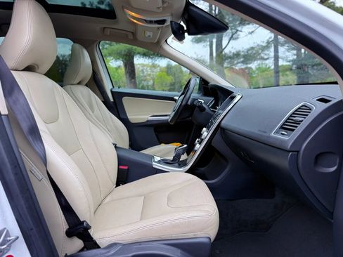 Used 2016 Volvo XC60 T5 Premier w/ Proximity Package FWD image 11