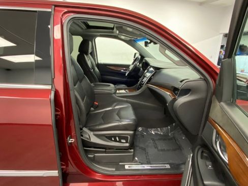 Used 2019 Cadillac Escalade ESV Premium Luxury image 23