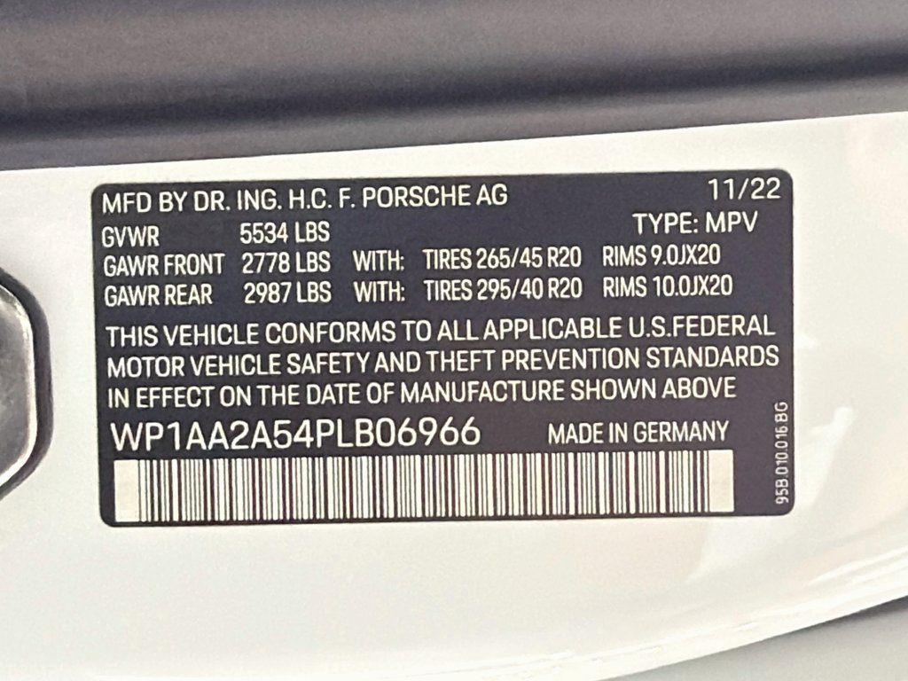 Certified 2023 Porsche Macan AWD/4WD image 34