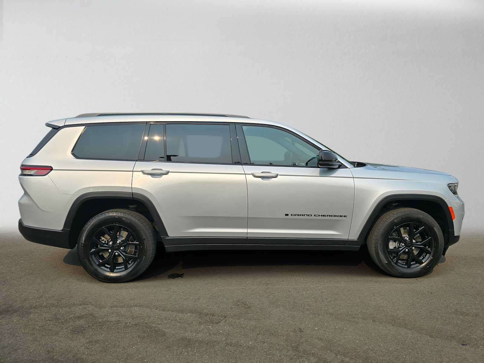 Used 2024 Jeep Grand Cherokee L Altitude AWD/4WD image 2