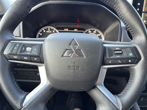 Used 2025 Mitsubishi Outlander SE image 18